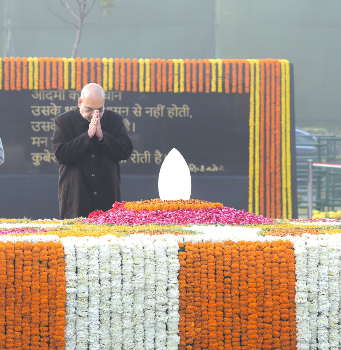 AmitShah's tweet photo. पूर्व प्रधानमंत्री भारत रत्न श्रद्धेय अटल बिहारी वाजपेयी जी की जयंती के अवसर पर 'सदैव अटल' स्मृति स्थल जाकर श्रद्धा सुमन अर्पित किये।

अटल जी की देशभक्ति, कर्तव्यनिष्ठा व समर्पण से हमें सदैव राष्ट्रसेवा की प्रेरणा मिलती रहेगी। https://t.co/hQcWHCJZge