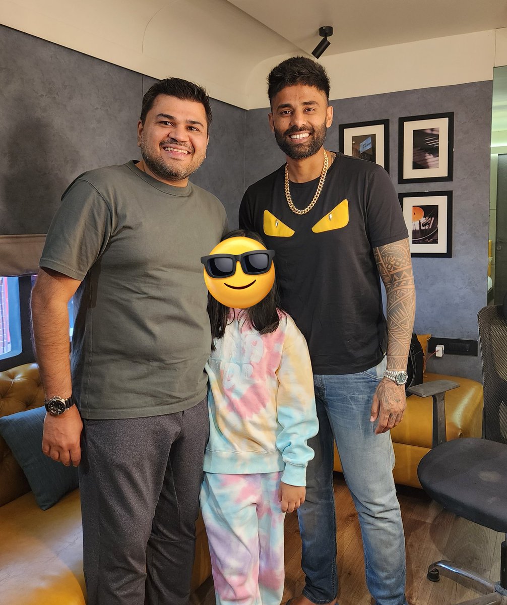 dhavald23's tweet image. Ending 2022 on a high by meeting Sky!

Thanks @DMajethia 🙌🏼