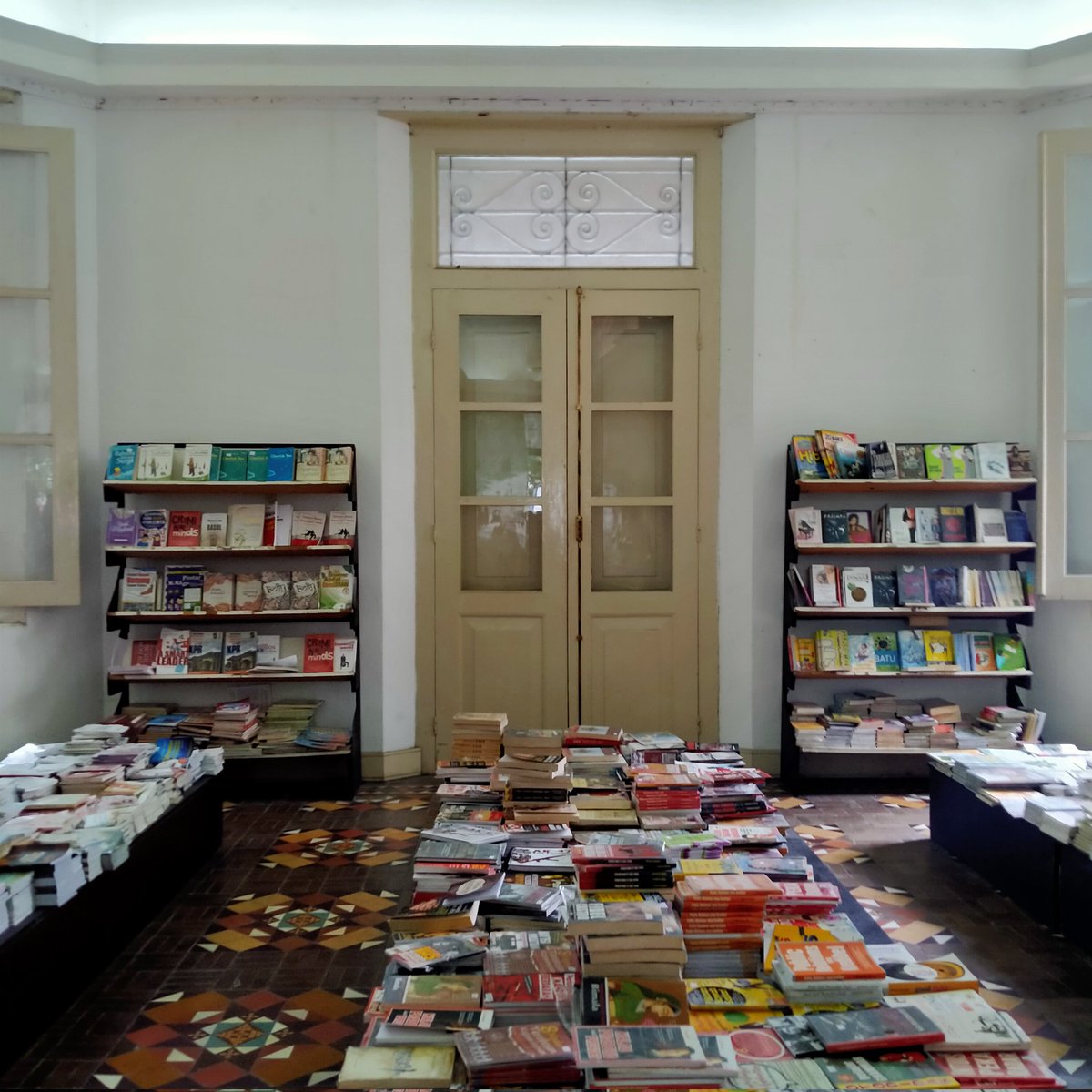 kerlipcahaya's tweet photo. i visited gramedia slamet riyadi in solo today. gedungnya unik! 🔆 https://t.co/2ZuSQoB5uI