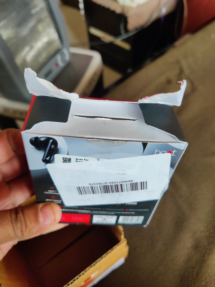 a2zankit's tweet photo. @RockWithboAt 
Totally fraud going on.
27781475: Status of warranty claim for boAt Airdopes 141- Pure White.
I gave my white airpods 141 for replacement due to the bluetooth range issue. After a week, I received old and opened packing of 141 airpods box with some other model. https://t.co/ezb8dZmNot
