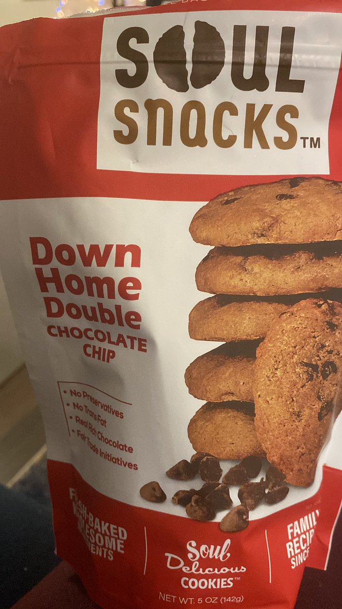 LyndaStarrMusic's tweet photo. Imma leave Santa these cookies I think he’ll like them 😄 🍪 Merry Christmas!! @SoulSnacksNYC 🎄 https://t.co/VXQ5Ff31mx