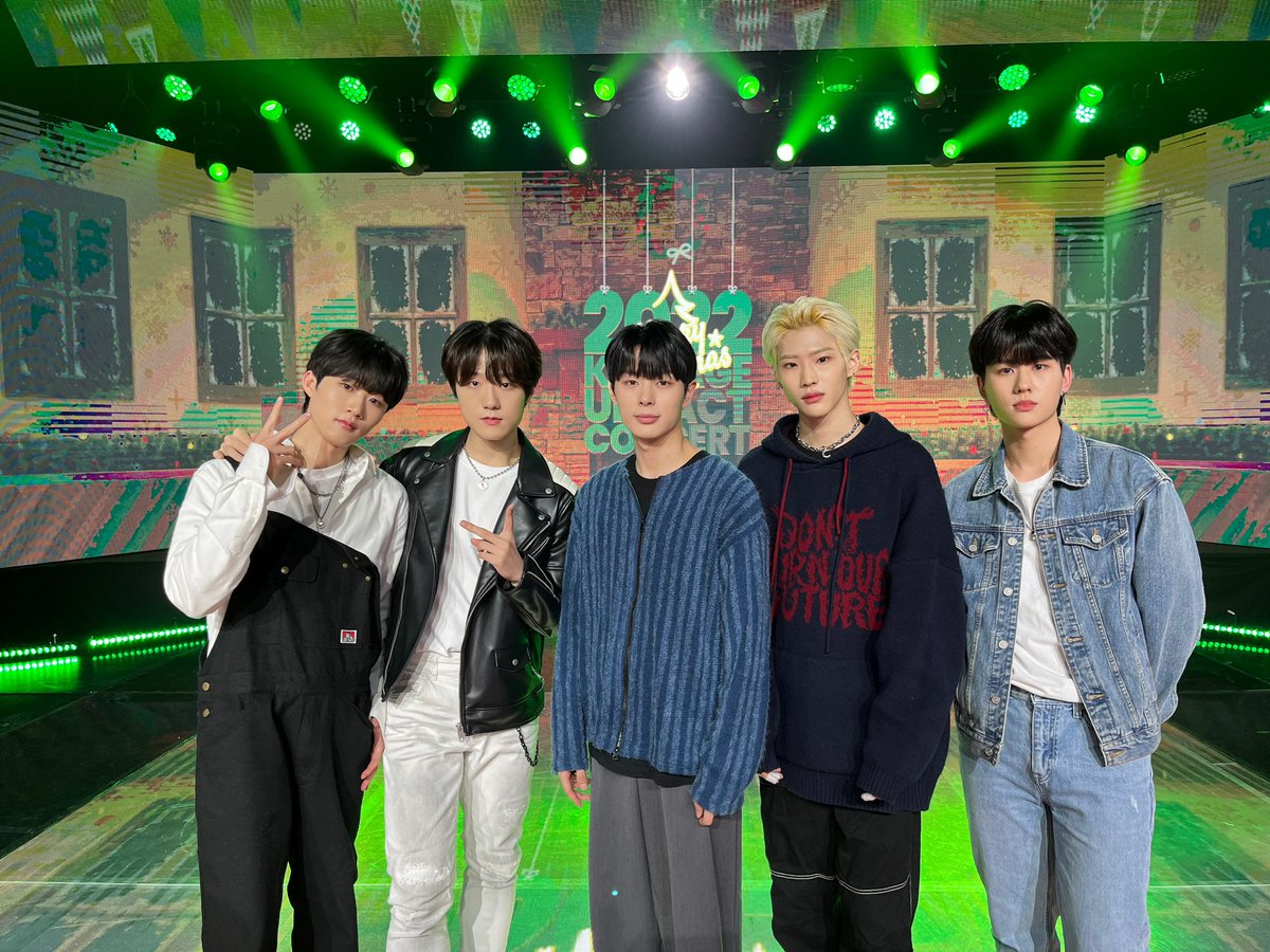 K_Stage_Untact's tweet photo. [KST STAFF📢]

여섯 번째 순서는 #더빅디퍼 입니다🎶

더빅디퍼와 함께한다면
분명 더욱 행복한 크리스마스가 될거예요🤍

📡 K-Stage는 Youtube #껌TV 채널, #Mubeat 앱, #라이징라이브 에서 시청하실 수 있습니다.

📺껌TV ▶ https://t.co/hWRiiKlRnp

📺뮤빗▶ https://t.co/KPDPiaxuXW

#KStage https://t.co/CsbH6AzNDC