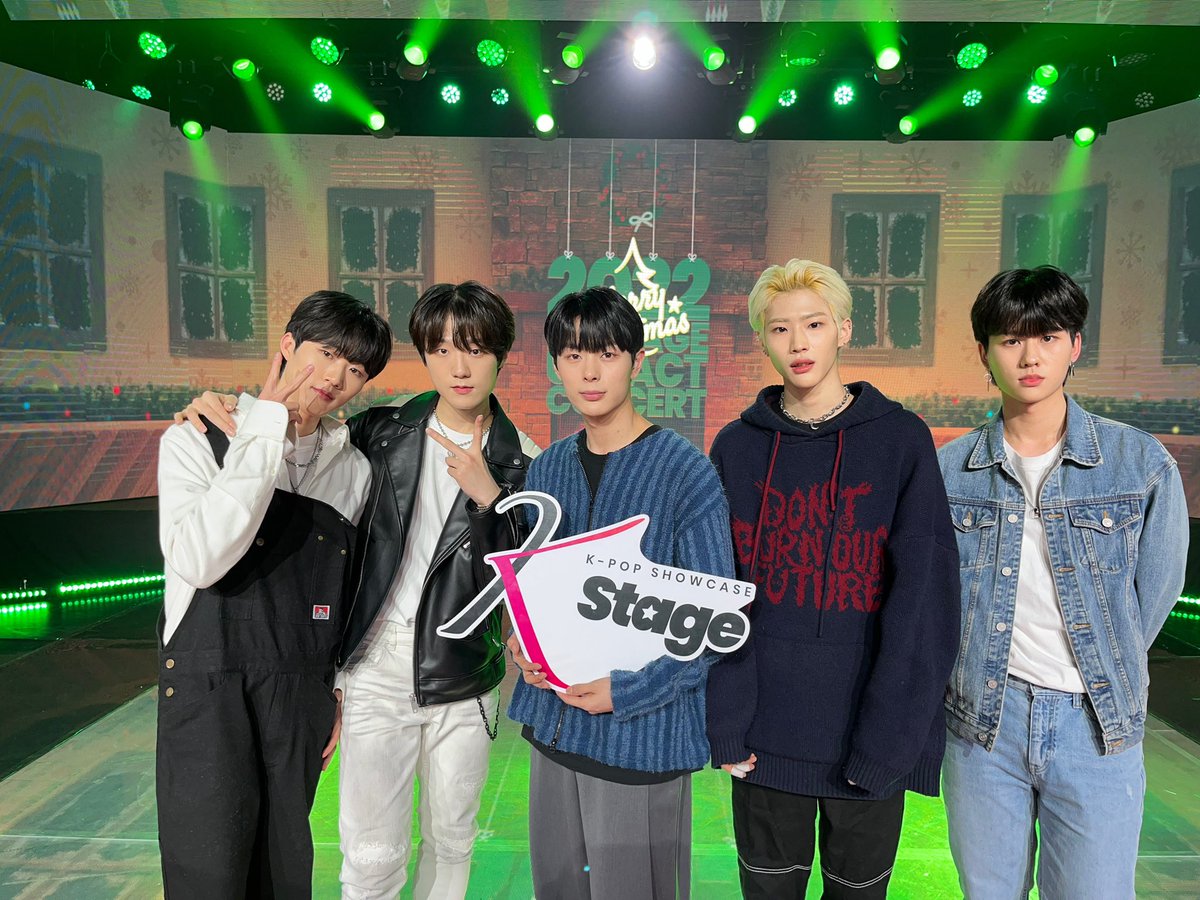 K_Stage_Untact's tweet photo. [KST STAFF📢]

여섯 번째 순서는 #더빅디퍼 입니다🎶

더빅디퍼와 함께한다면
분명 더욱 행복한 크리스마스가 될거예요🤍

📡 K-Stage는 Youtube #껌TV 채널, #Mubeat 앱, #라이징라이브 에서 시청하실 수 있습니다.

📺껌TV ▶ https://t.co/hWRiiKlRnp

📺뮤빗▶ https://t.co/KPDPiaxuXW

#KStage https://t.co/CsbH6AzNDC