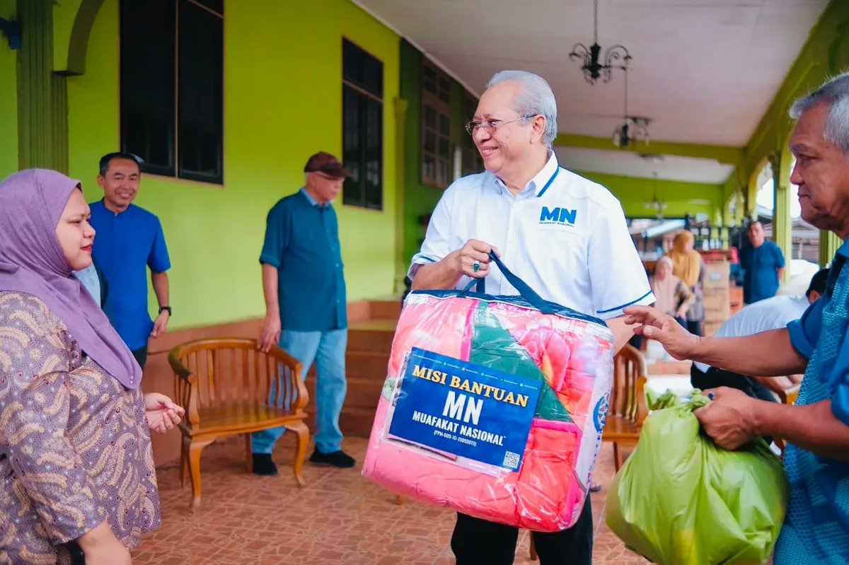 mymuafakat's tweet photo. Team Muafakat Nasional diketuai oleh Y.Bhg. Tan Sri TPr Annuar Musa @AnnuarMusa mengagihkan bantuan Pasca Banjir kpd hampir 200 keluarga di Melor.
Sedikit bantuan kami agar ianya meringankan sedikit akibat dari banjir tahun ini.
#MuafakatNasional
#mymuafakat
#LoveUnityRespect https://t.co/SRlnSNEGQN