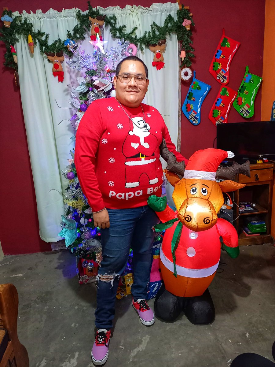 AxlBaeza's tweet photo. ¡Feliz Navidad a todos! 🎄✨️ https://t.co/8uOzNgItFO