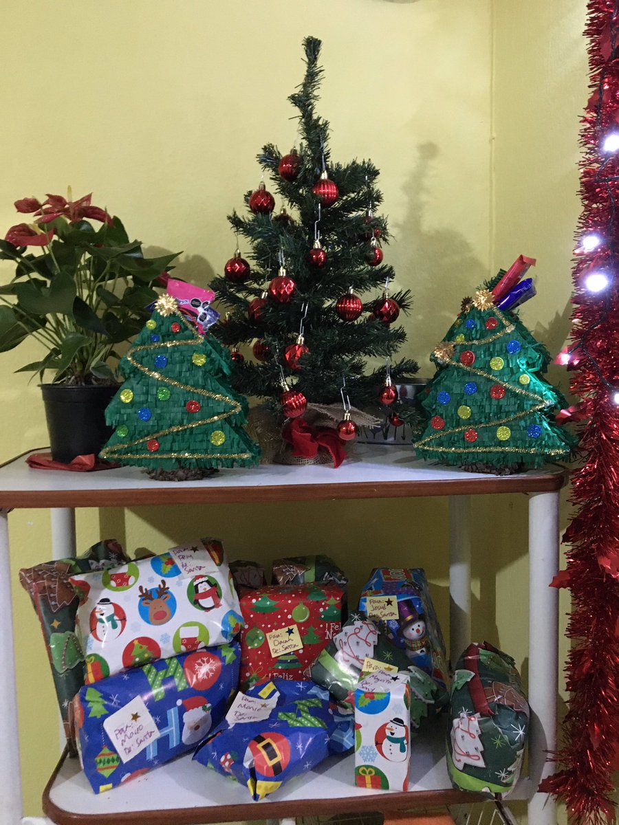 Me salió un último trabajo para este fin de año y con eso se logró comprar los regalos. Muchas navidades ni árbol había o la situación era muy mala (con un papá alcohólico) es bonito organizar nuevas tradiciones en casa de los abuelos 🎄✨♥️