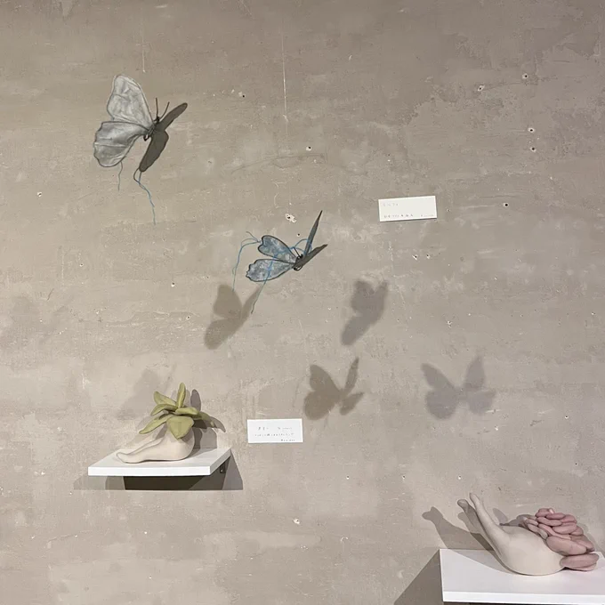 ※29日まで会期延長とのことです。
先日お茶をしてきまして
ギャラリーでの展示は影を作り、それをみてそっと座っている素敵な作品達でした。
   ↓ ✨
「井越有紀 jobin. 二人展 」
『そよと ふく 』
〜12/29(最終日19時まで)
TO OV cafe / gallery
(札幌市中央区南9条西3丁目2-1) 