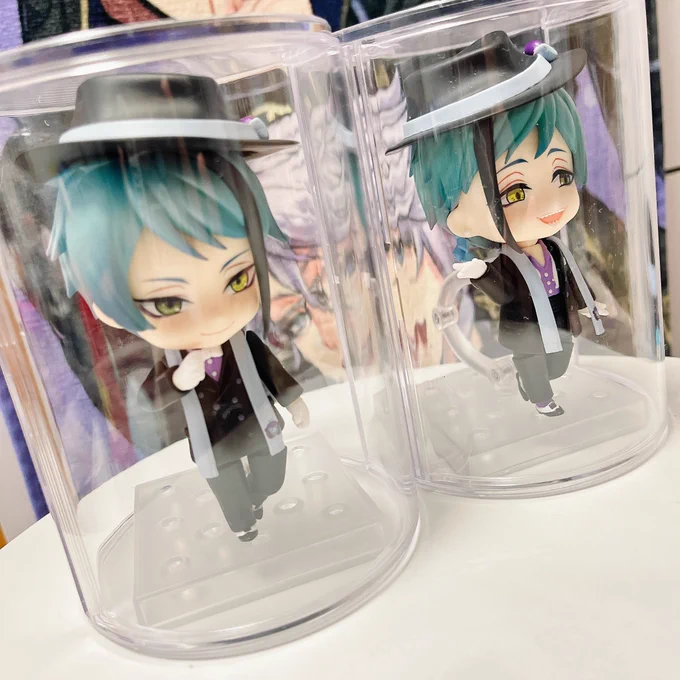 バズってたガーデニング用のガラスケースなかったから、プラスチックのディスプレイケースにした!若干ねんどろには窮屈なサイズ感なので、ポーズとか小物によってはうまく入んないかも 