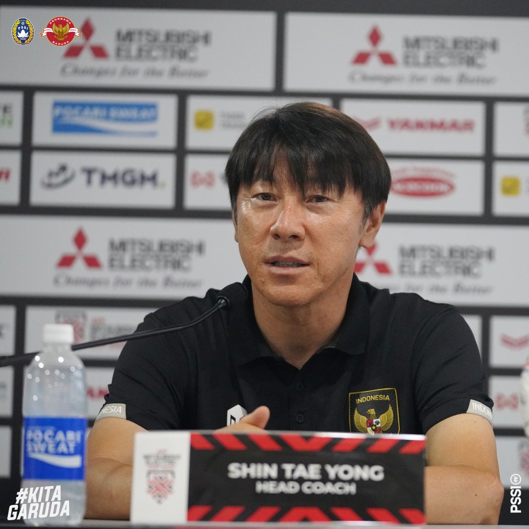 PSSI's tweet image. Shin Tae-yong selaku pelatih kepala Timnas Indonesia didampingi Irianto mengikuti Pre Match Press Conference jelang laga kontra Brunei Darussalam dalam gelaran Piala AFF 2022 pada Minggu (25/12) di KLFA Stadium.

#KitaGaruda #MeraihImpian