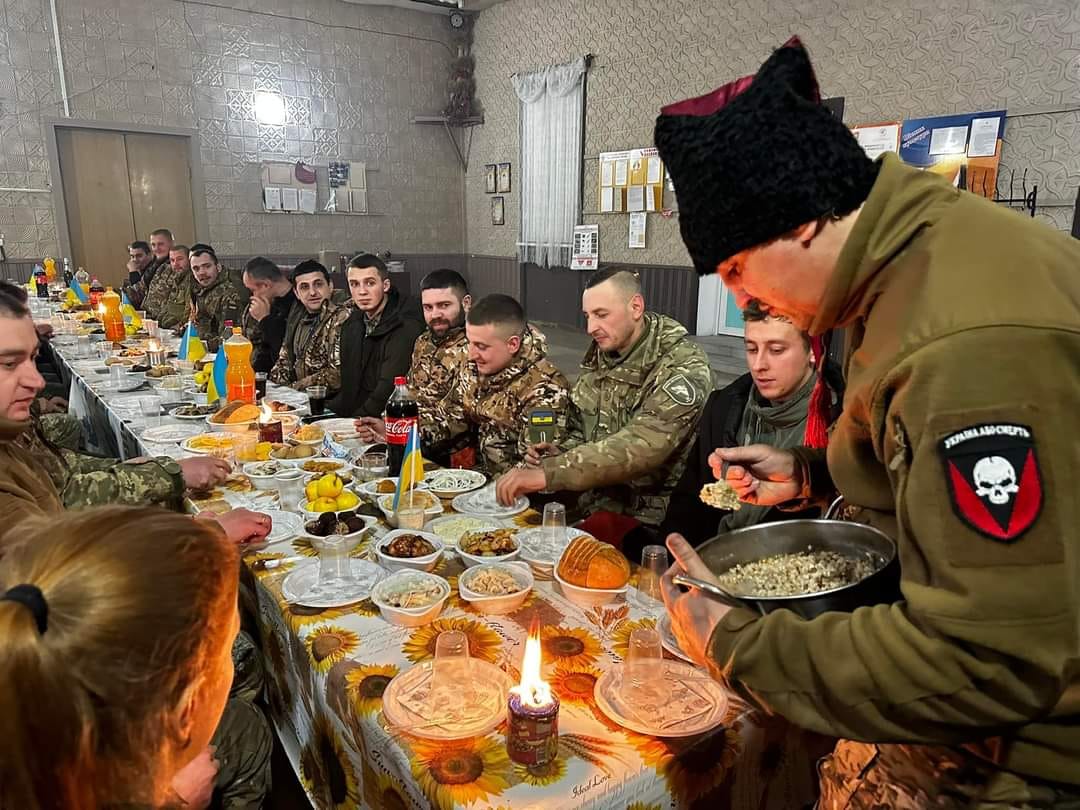 That's how Ukrainian soldiers celebrate Christmas on the frontlines. The  key dish during this is \, image size:1080x810
