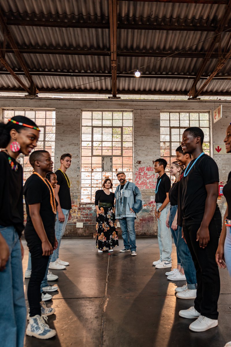 Vir ons is 'n Seun gebore, en daarom kan ons sing: 
Ons sal aanhou glo
Jesus sal weer kom
U lig skyn in die duisternis
U het die dood oorwin
Lirieke uit: DEUR DIE STORM CommonGroundCollective <a href="/HEMEL_BESEM/">HEMELBESEM</a>  <a href="/UPYouthChoir/">UP Youth Choir</a> <a href="/ATKVSA/">ATKV</a>  <a href="/StarburstPromo/">Starburst Promotions</a>  youtube.com/watch?v=FEGg4E…