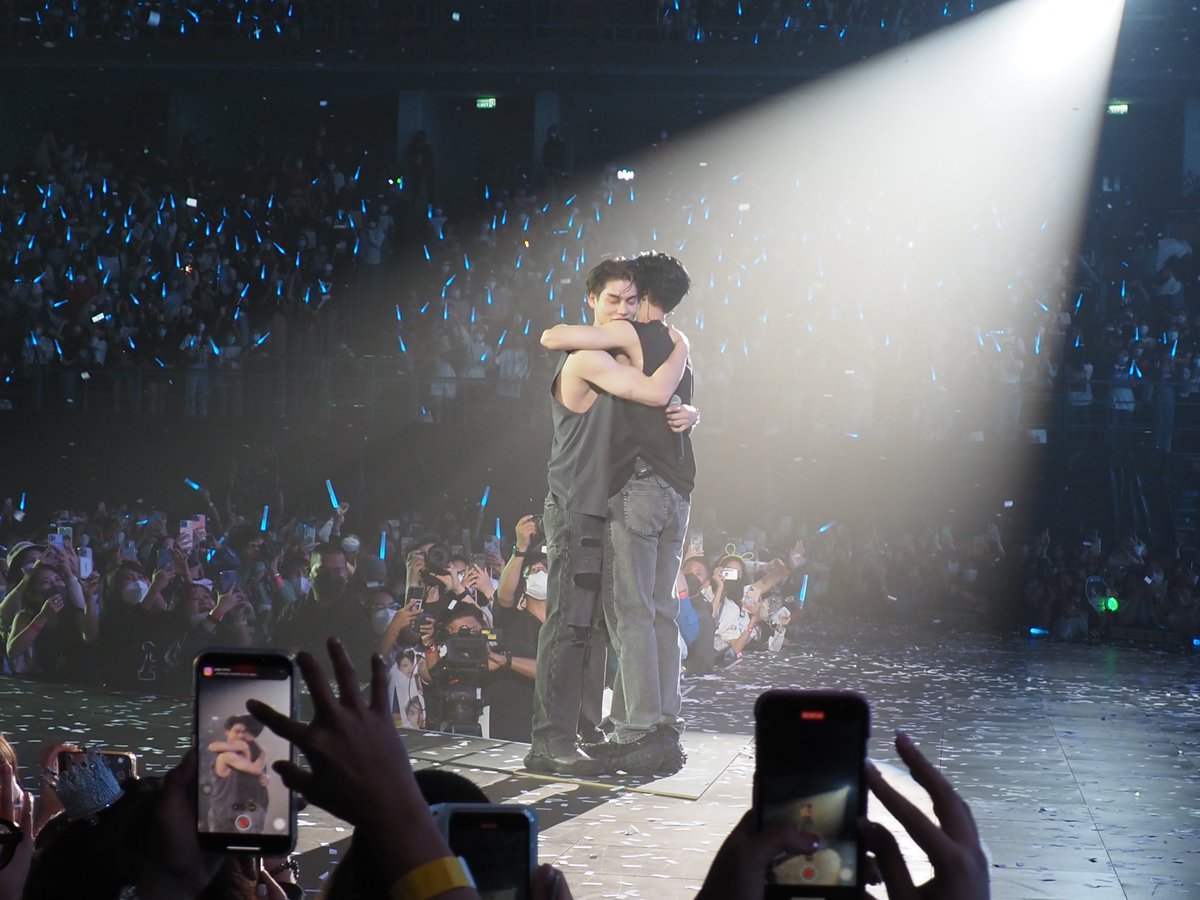 hmooweb's tweet photo. BW Forever🤍🖤
#BrightWinConcert 
#winmetawin #bbrightvc https://t.co/Tk23OJaiLj