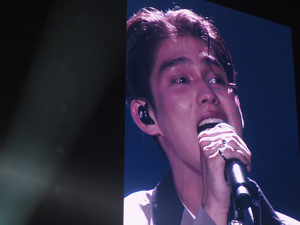hmooweb's tweet photo. BOYS DON’t CRY
#BrightWinConcert 
#winmetawin #bbrightvc https://t.co/BOOnCpS6iA