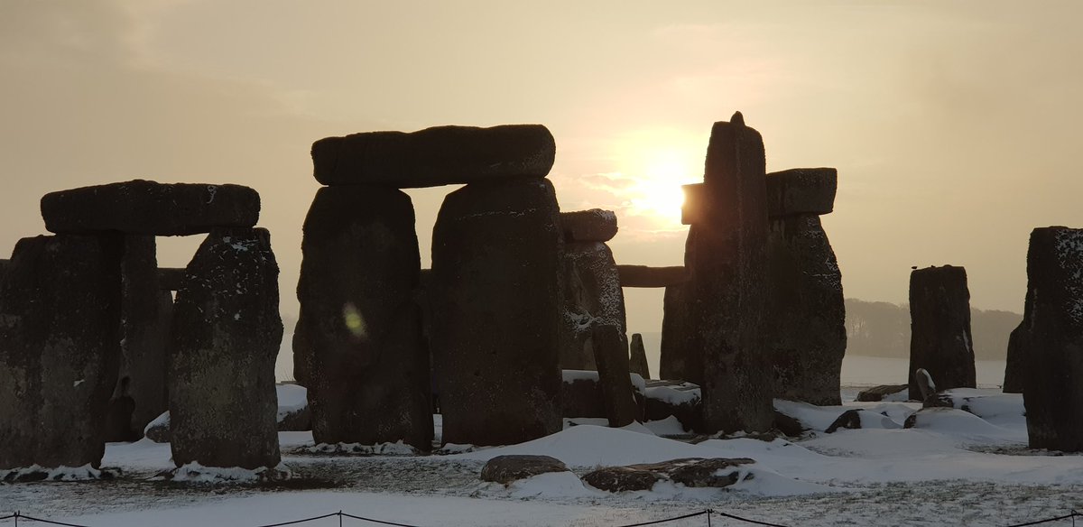 ST0NEHENGE's tweet photo. Yuletide greetings from Stonehenge 🎄🎁⛄️😍 https://t.co/yc3Oc746ga