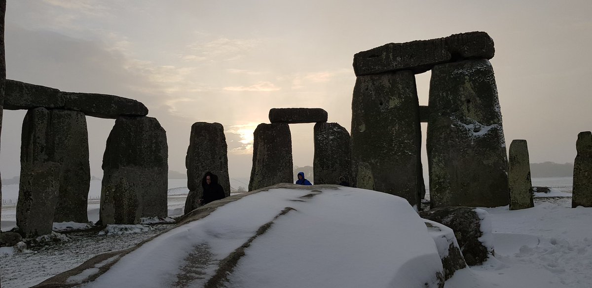 ST0NEHENGE's tweet photo. Yuletide greetings from Stonehenge 🎄🎁⛄️😍 https://t.co/yc3Oc746ga