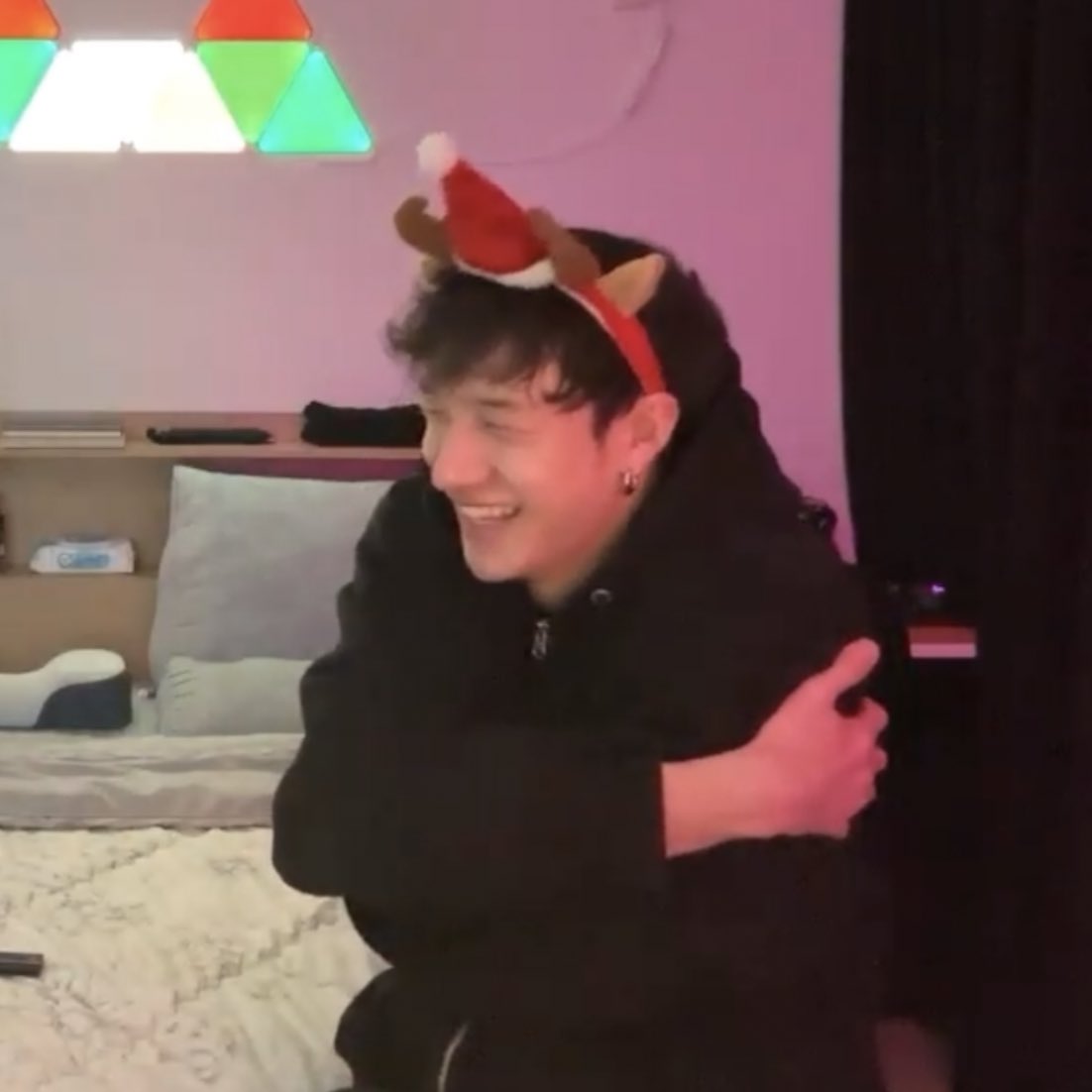 thankfulforchan's tweet photo. BANG CHAN YOU CUTIE 😭🤍 https://t.co/eSCkIJQTBP