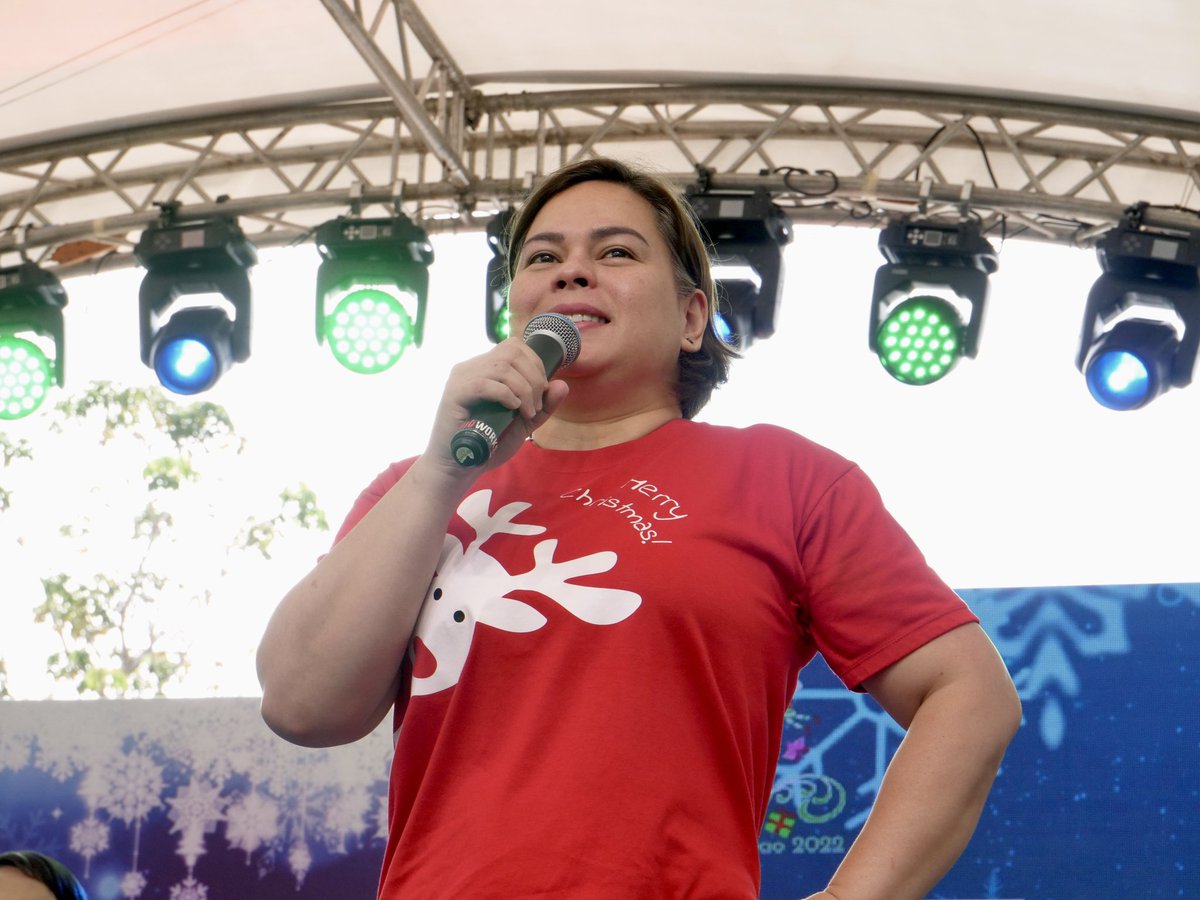 indaysara's tweet photo. Kasabay ng selebrasyon ng pasko, ginanap nating muli ngayong araw ang “Pahalipay sa Taal” — ang tradisyunal na pamimigay ng regalo o gift-giving para sa mga Dabawenyo.

Taon-taon natin itong ginagawa dito sa ancestral house ni dating Pangulong Rodrigo Duterte sa kahabaan ng (1/4) https://t.co/zLkYgznmYD