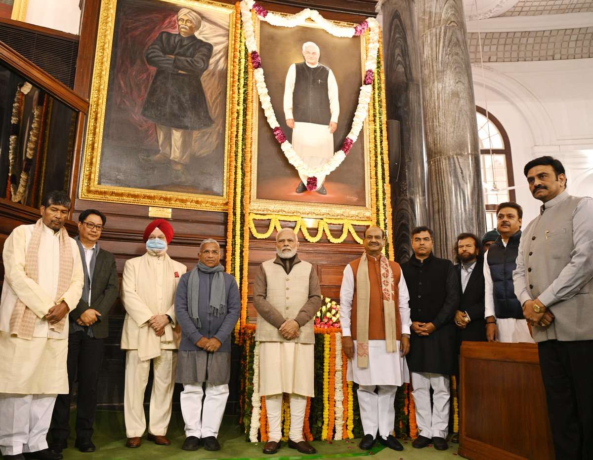 ombirlakota's tweet photo. संसद के केंद्रीय कक्ष में पूर्व प्रधानमंत्री श्रद्धेय अटल बिहारी वाजपेयी जी को भावभीनी पुष्पांजलि अर्पित की। https://t.co/lE2QkQ9nI9