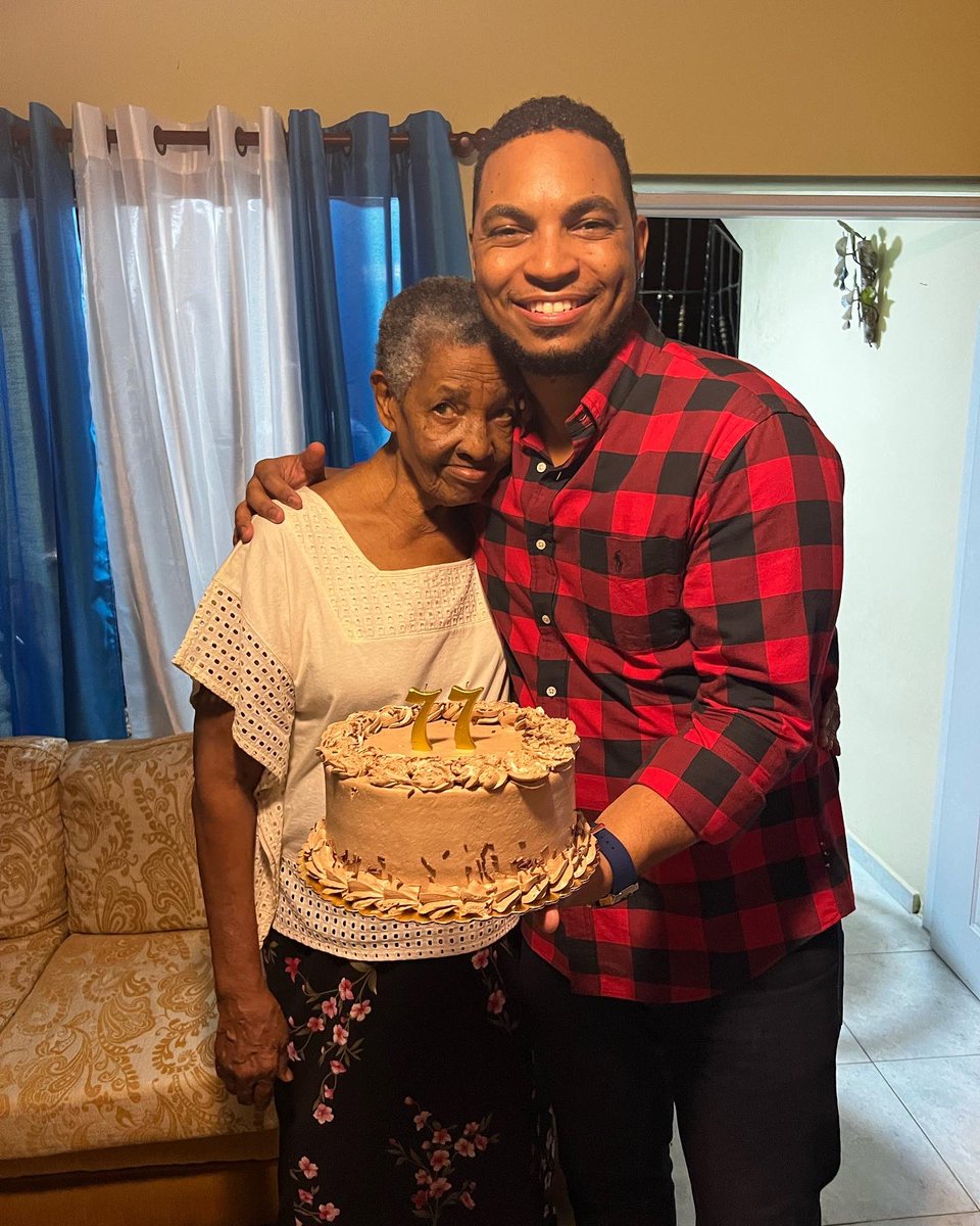 Neurin's tweet image. Celebrando doble: víspera de navidad y el cumple de mi amor más sincero y bello que pueda existir, el que me brinda mi abuela! Te amo! Feliz 77 mi vieja!