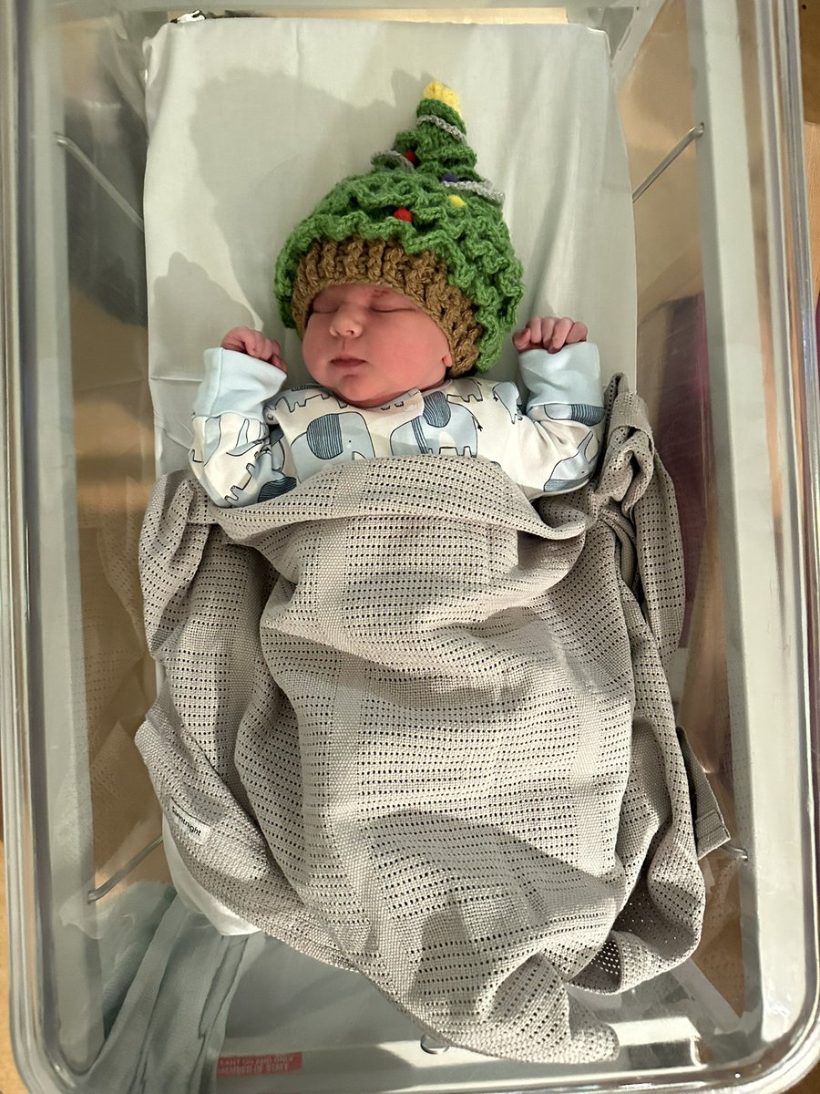 beckietalbot's tweet photo. And Christmas baby #5 is Archie! Born at 03:15 weighing in at 8lb 7oz and looking forward to surprising his big sister today 😍 @boltonnhsft #xmasbabies22 https://t.co/qIgtgVPJxH