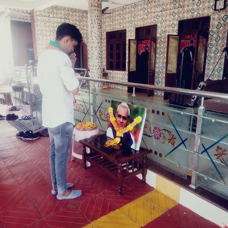 jigneshsahir's tweet photo. आज २५ दिसंबर को *श्री अटल बिहारी बाजपेयी जी* के जन्म दिवस के शुभ अवसर पर *"सुशासन दिवस"* के रुप में मनाया गया जहा मंडल के सभी पदाधिकारी एवं कार्यकर्त्ताओ के साथ जन्म जयंती का कार्यक्रम रखा गया एवं आदरणीय प्रधानमंत्री *श्री नरेन्द्र मोदी जी* के *मन की बात* कार्यक्रम को भी सुना।🌷 https://t.co/YhkieIGjJf