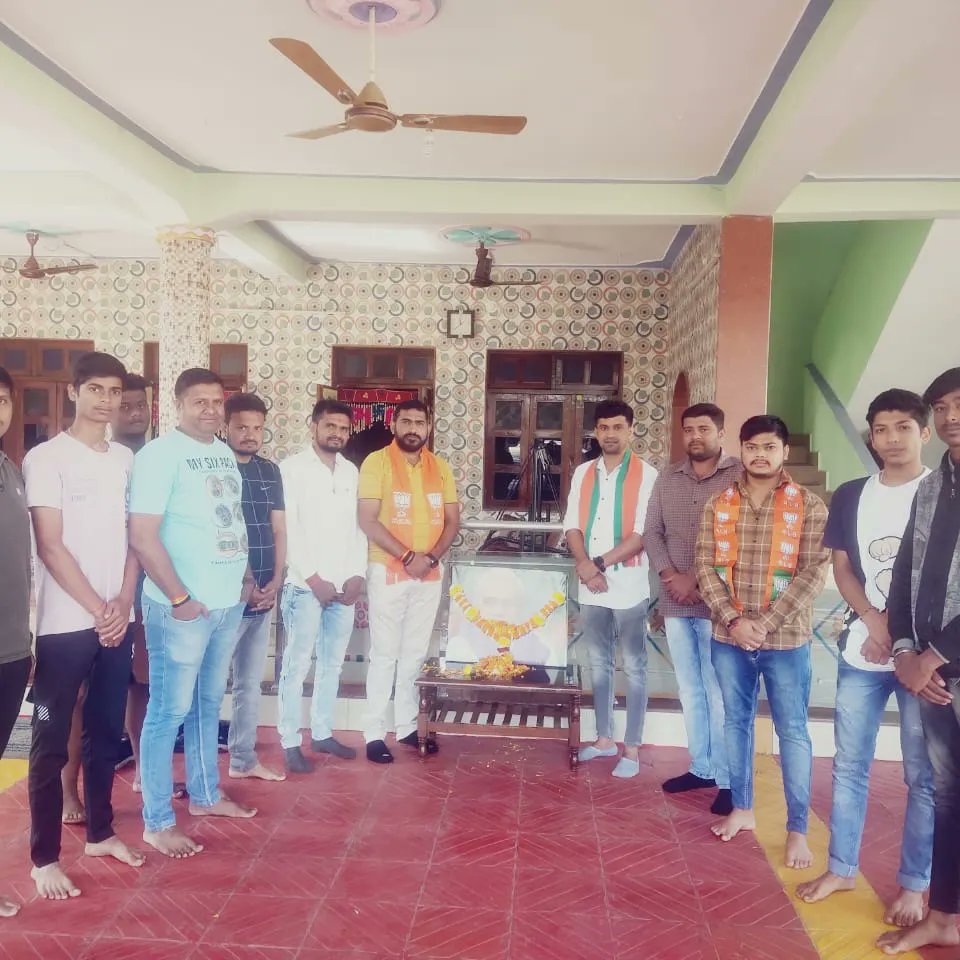 jigneshsahir's tweet photo. आज २५ दिसंबर को *श्री अटल बिहारी बाजपेयी जी* के जन्म दिवस के शुभ अवसर पर *"सुशासन दिवस"* के रुप में मनाया गया जहा मंडल के सभी पदाधिकारी एवं कार्यकर्त्ताओ के साथ जन्म जयंती का कार्यक्रम रखा गया एवं आदरणीय प्रधानमंत्री *श्री नरेन्द्र मोदी जी* के *मन की बात* कार्यक्रम को भी सुना।🌷 https://t.co/YhkieIGjJf