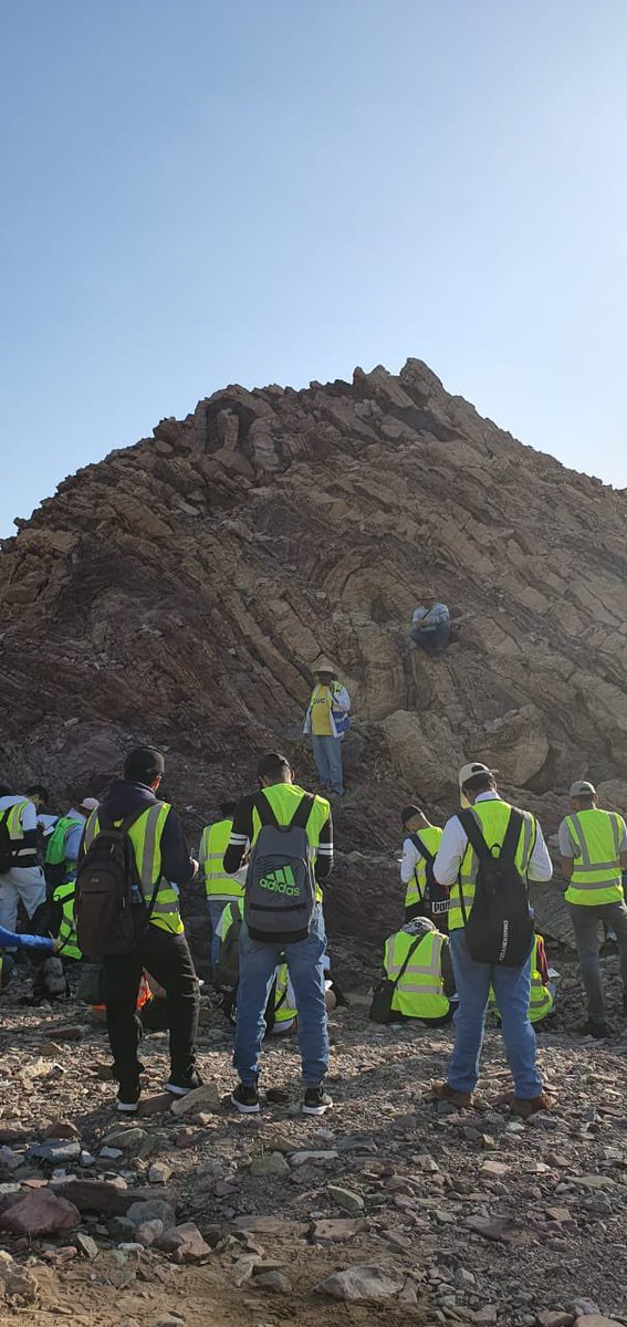 #يحدث_الآن  
رحلة لمقرر جيولوجيا حقلية ESR202 
للتعرف على التراكيب الجيولوجية وانواعها وقياسها 
مع سعادة 
د.عمارة مسروحي 
د.نواف المنتشري

#كلية_علوم_الأرض 
#جامعة_الملك_عبدالعزيز