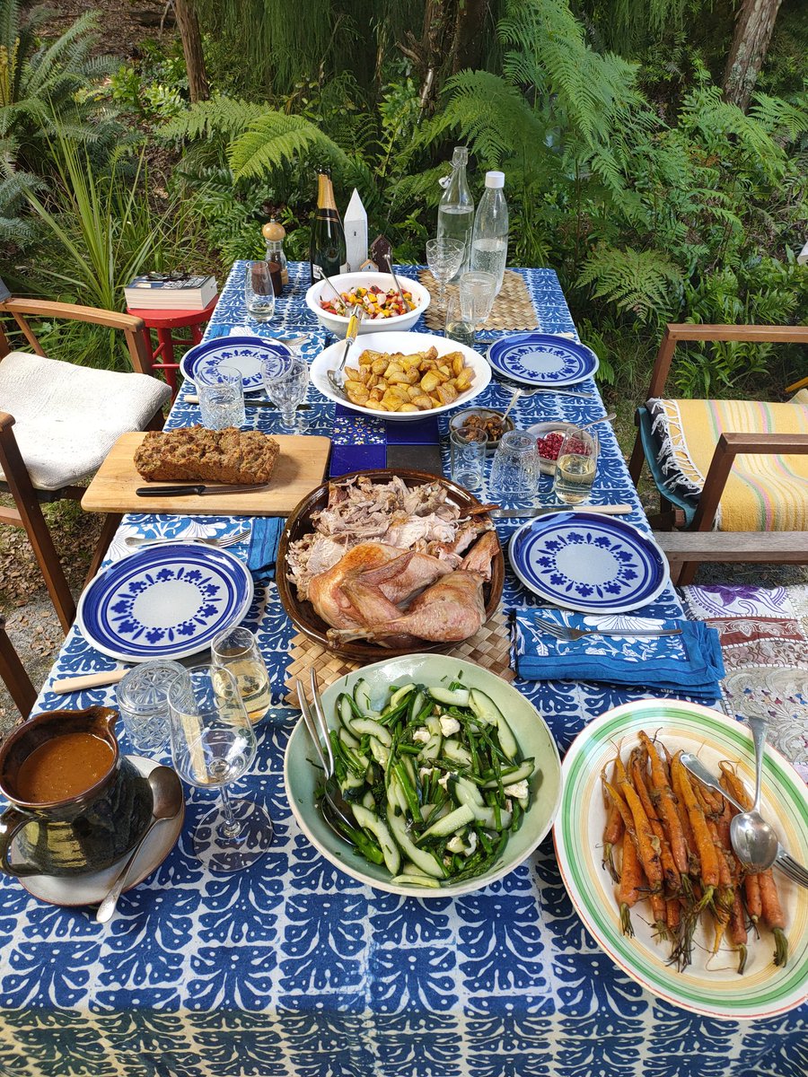 robellcampbin's tweet photo. Classic Christmas game: eat before the rain https://t.co/oLx75oaefG