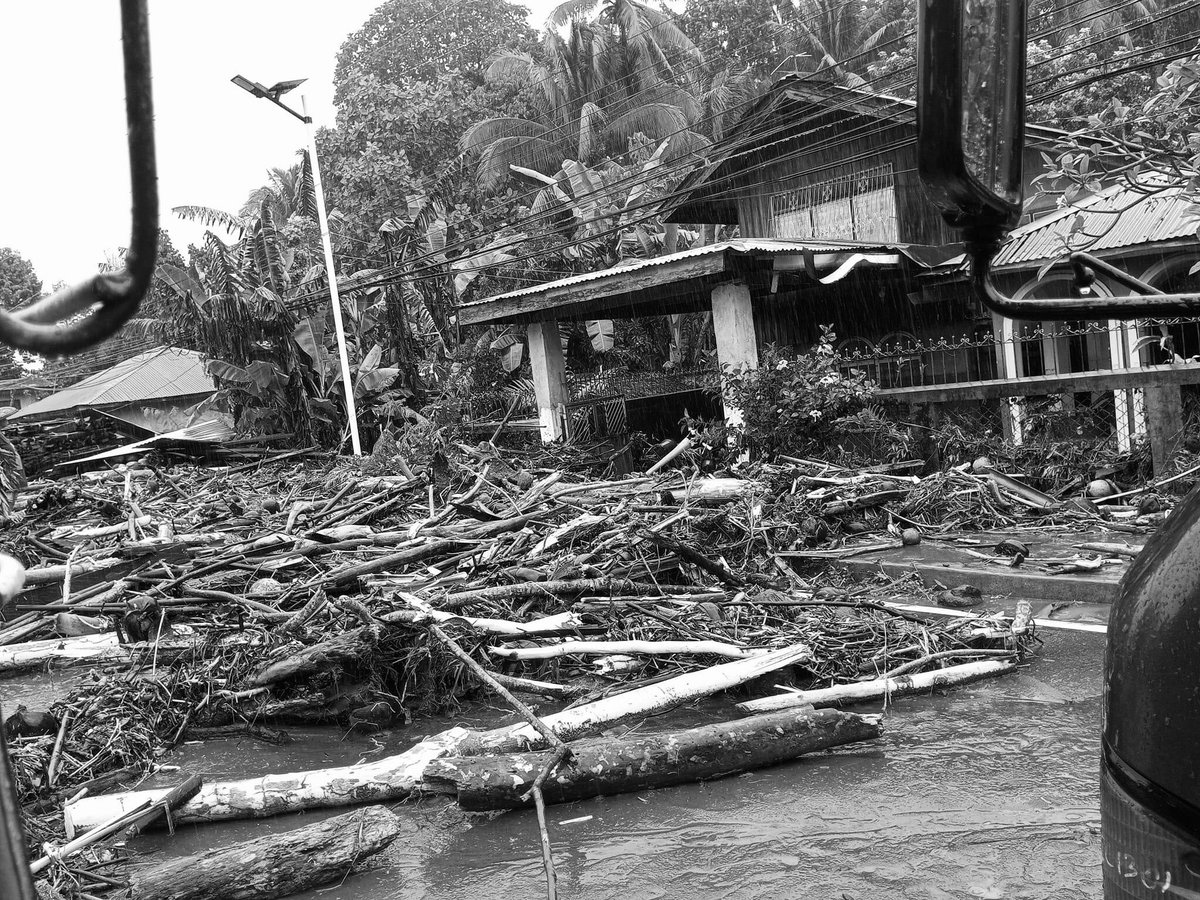 imjcsantiago's tweet photo. SADDEST CHRISTMAS EVER.
3 DEAD BODIES. On the way home from Clarin to Oroquieta, I saw 3 dead bodies along the highway of Misamis Occidental. So many houses badly damaged, clothes, appliances destroyed & covered in mud. Dead pigs, cows and livestock pile up along the roads.(1/3) https://t.co/VJrmBEPA7L