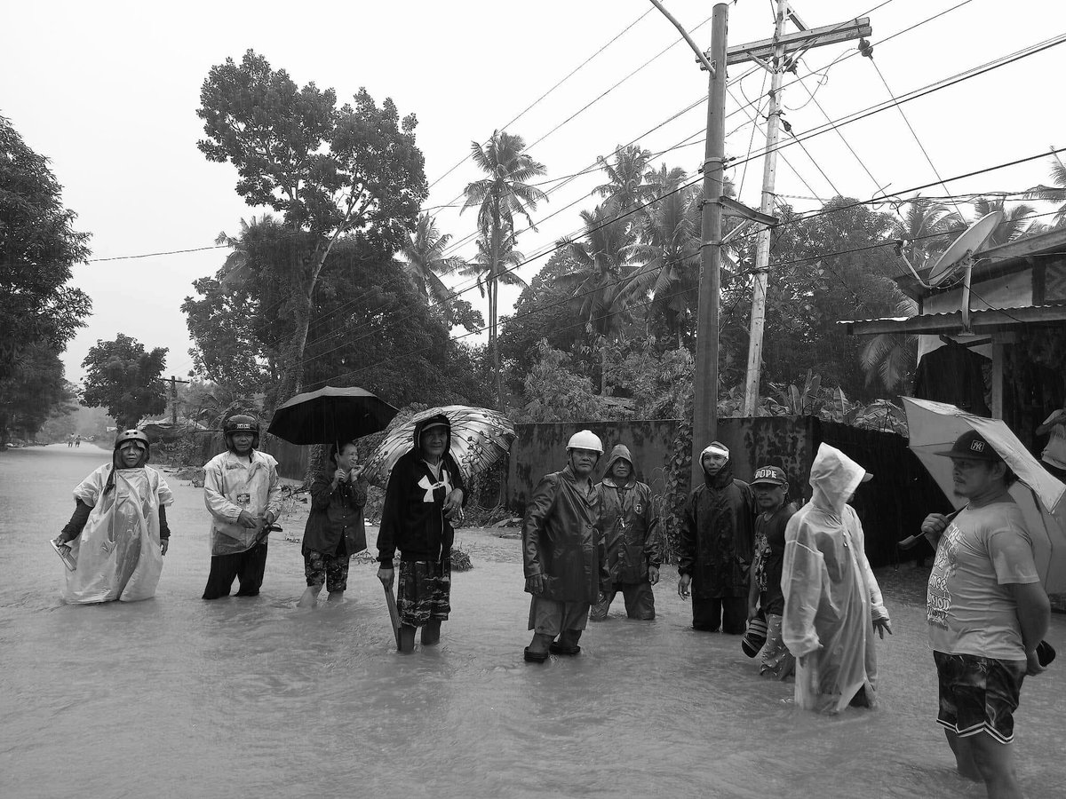 imjcsantiago's tweet photo. SADDEST CHRISTMAS EVER.
3 DEAD BODIES. On the way home from Clarin to Oroquieta, I saw 3 dead bodies along the highway of Misamis Occidental. So many houses badly damaged, clothes, appliances destroyed & covered in mud. Dead pigs, cows and livestock pile up along the roads.(1/3) https://t.co/VJrmBEPA7L