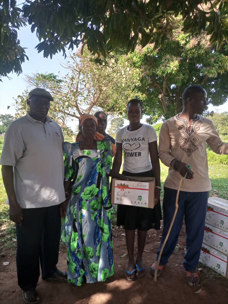 Kalivamuki Elderly Persons Project (@kalivamuki_epp) on Twitter photo Our patron <a href="/WaiswaBaluye/">Baluye Waiswa</a> (in Grey T-shirt) handing over #Christmas food gifts donated by <a href="/LeelaNGO_Ug/">Leela Foundation Uganda</a> to benefit the Jjajas (grandparents/oldpeople). The jjajas, mostly widows, usually live a life of no love, care & proper feeding. Thank you Leela Foundation. We are thankful. Our patron <a href="/WaiswaBaluye/">Baluye Waiswa</a> (in Grey T-shirt) handing over #Christmas food gifts donated by <a href="/LeelaNGO_Ug/">Leela Foundation Uganda</a> to benefit the Jjajas (grandparents/oldpeople). The jjajas, mostly widows, usually live a life of no love, care & proper feeding. Thank you Leela Foundation. We are thankful.