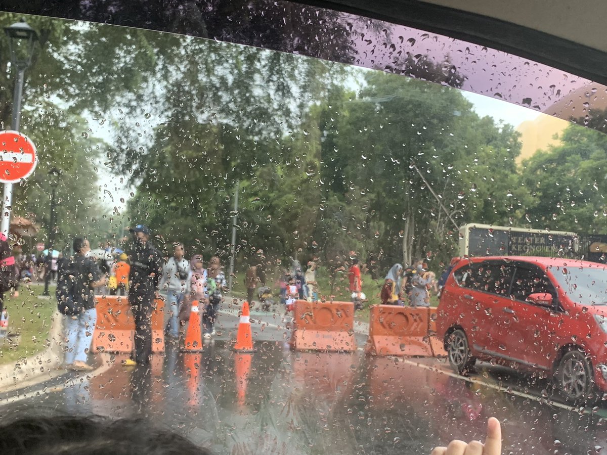 yonavhan's tweet photo. Kondisi saat ini :
1. Parkiran luber ngumpul di depan aja
2. Jalan masuk ke dalam area rumah adat dan museum ditutup, jadi pada jalan (kasian orang tua dan anak kecil)
3. Shelter jauh dari parkir, antri panjang juga https://t.co/zj5hm9yCgW