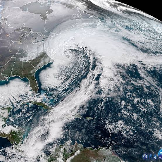 WonderVinod's tweet photo. Coldest Christmas !!
Winter Storm #Elliottwave intensified into #BombCyclone With High Winds, Blizzard Conditions and Flooding in #USA

An arctic blast is bringing extreme cold, heavy snow and intense winds is threatening USA to a standstill.
#climate 
#ClimateEmergency 
1/3 https://t.co/lgngwbe8Nf