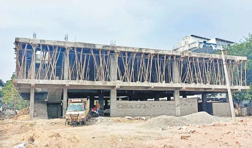 KTR_News's tweet photo. ఖమ్మం జిల్లాలోని మధిర పట్టణంలో రూ.4.50 కోట్లతో బీఆర్ఎస్ ప్రభుత్వం నిర్మిస్తున్న ఇంటిగ్రేటెడ్ వెజ్ అండ్ నాన్వెజ్ మోడల్ మార్కెట్ పనులు శరవేగంగా కొనసాగుతున్నాయి. ఈ మార్కెట్ లో ఒకేచోట కూరగాయలు, మాంసం, చేపలు, పండ్లు,పూలు లభ్యం కానున్నాయి
@KTRTRS
#Madhira #IntegratedMarket https://t.co/WVjosmjZ09
