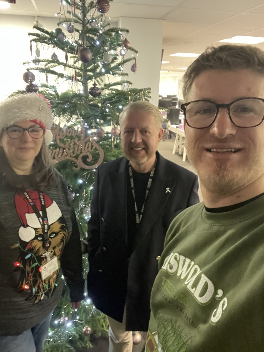 Merry Christmas! 🎄🧑‍🎄
I’m on <a href="/BBCRadioLincs/">BBC Lincolnshire</a> until 10 with these two!
Oh, and wearing my new National Lampoon jumper!