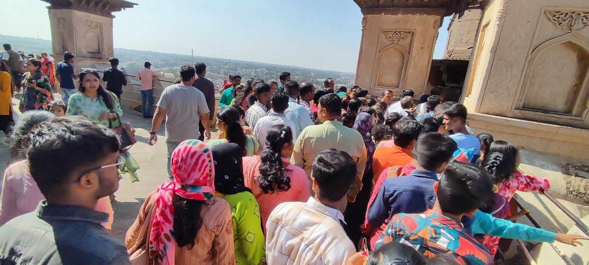 sagargadkari's tweet photo. Total mismanagement at Gol Gumbaz. No security to manage the crowd. All tourists in a hurry to get down. No line discipline #worst_management @KarnatakaWorld @kstdc https://t.co/pdUM7fru49