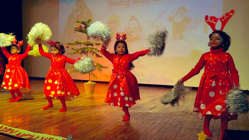 ShandilyaPooja's tweet photo. The brightly lit corridors,laughter &amp; cheer of little Santas,mellifluous carols, sparkling dancers,the beautiful bells, streamers and the boundless joy opened hearts to Godliness and Holiness at #Ahlconintl when #Preprimary Celebrated #Christmas2022.@ashokkp @y_sanjay @pntduggal https://t.co/a9IbtlnK0o