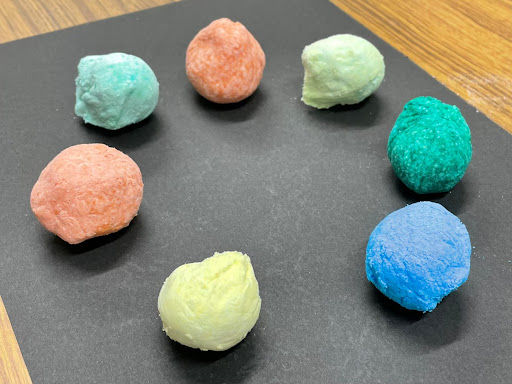 6JLARBl39mstmlo's tweet image. 6月19日　ひげ博士の実験教室
「しゅわしゅわするバスボムを作ろう」

本実験教室では、バスボムをテーマに物質の反応について考えました！🫧
各自好きな色のバスボムを作り、カラフルなバスボムが完成しました！👏