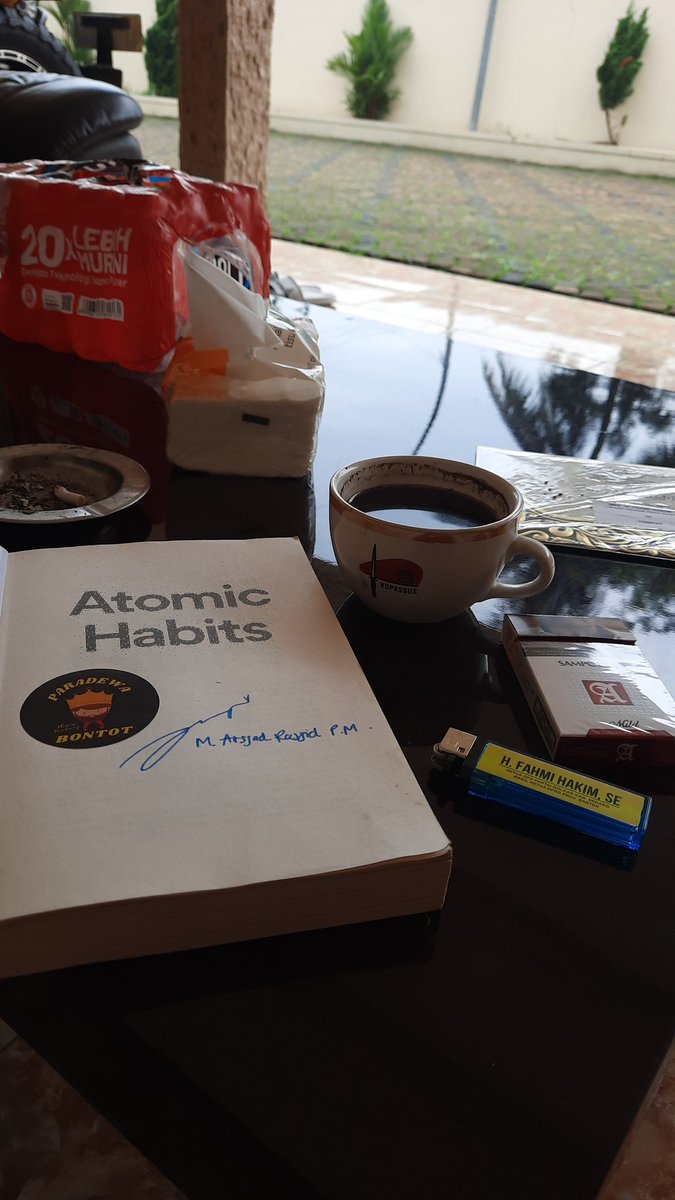 pontanggg's tweet photo. baca buku dari Ketua Umum Kadin @KADIN_Indonesia bapak @ArsjadRasjid 👌

dibarengi kopi hitam yang masih panas🤗 https://t.co/ApQmpnuJru