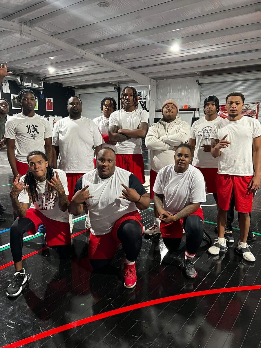 CoachV34553285's tweet photo. Eugene Christmas Family bball game. Had mad fun with @__5howtime_ and @__splashtown__ on their visit home. Thanks to @officialKDC for the hospitality of his gym, we put on a very fun time https://t.co/JUXvQml2WH