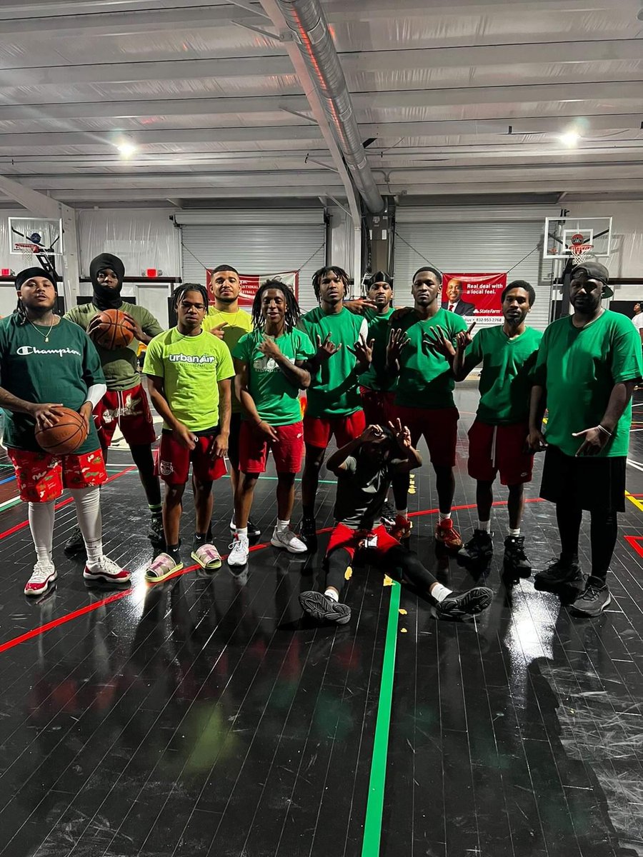 CoachV34553285's tweet photo. Eugene Christmas Family bball game. Had mad fun with @__5howtime_ and @__splashtown__ on their visit home. Thanks to @officialKDC for the hospitality of his gym, we put on a very fun time https://t.co/JUXvQml2WH