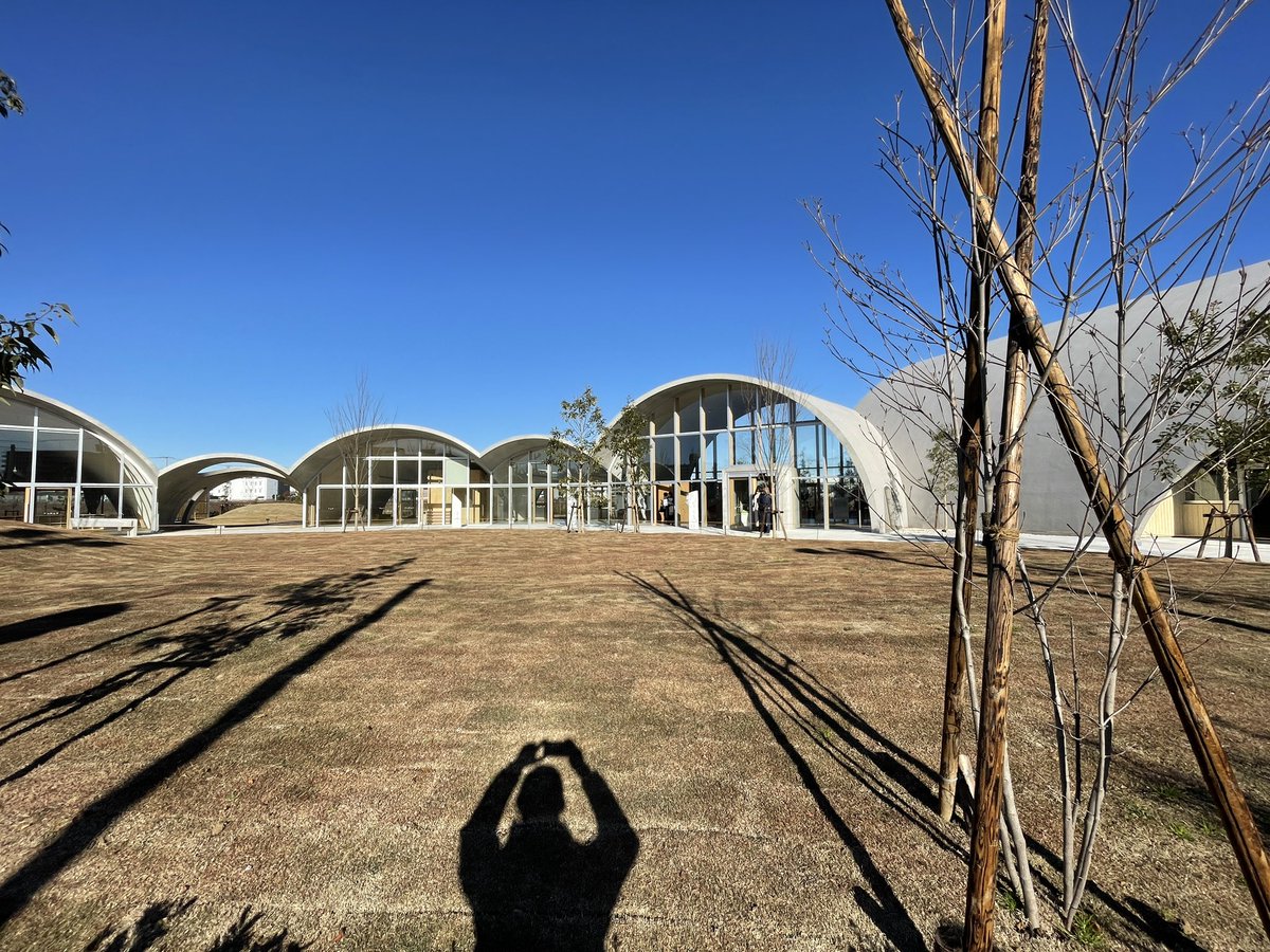 LABSHIB's tweet photo. 今日の午前は御手洗さん設計の草加市の交流センターのオープンハウスにに行って来ました。ヴォールトで構成された楽しい建築でした。建築は構造と光が作り出すという好例だと感じました。シバタ https://t.co/KOy4kUo1hG