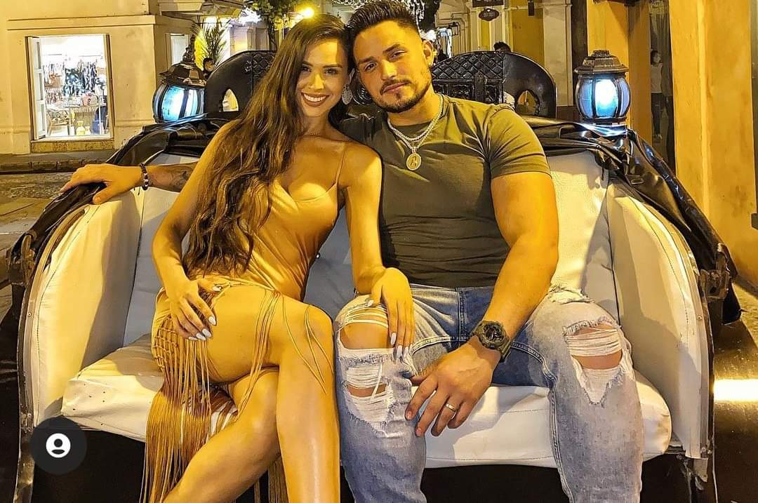 Venequisimo's tweet photo. lo que hizo bad bunny jamás lo haría Arán One💔porque solo tiene una fan y es la esposa https://t.co/h41InRIYOr