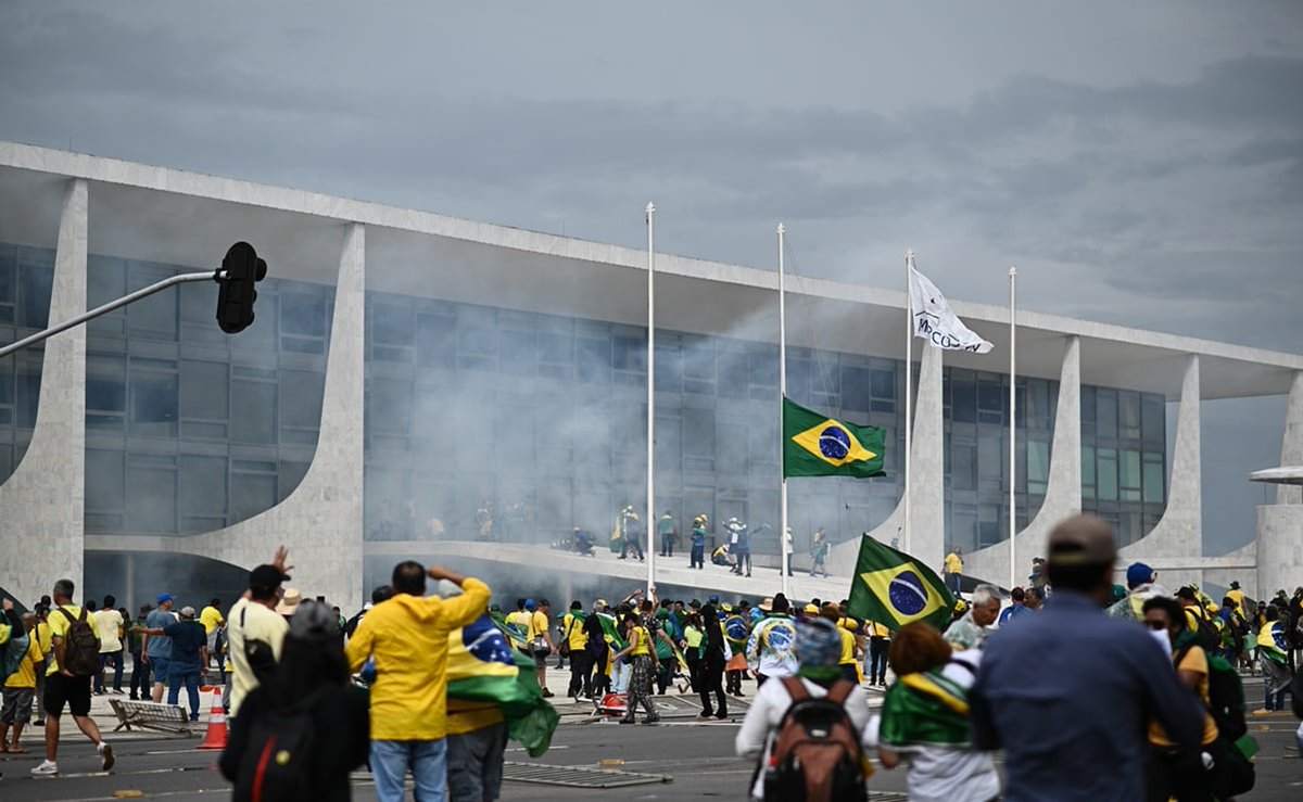 participar_ok's tweet photo. Repudiamos enérgicamente el ataque a las instituciones en Brasilia. Es inadmisible cualquier medida de fuerza contra la democracia. 
 
👉 El sistema presidencial demuestra, una vez más, sus fallas. En este caso, la falta de representatividad de las distintas ideologías. https://t.co/go8uZ8glsU