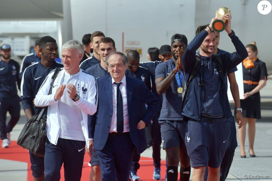 MercatoPlein's tweet photo. 🎙️Hugo Lloris : "Noël le Graet ? Je ne sais pas trop, en tout cas j'ai beaucoup aimé Avatar 2. Les effets spéciaux sont dingues, le film est magnifique ! Vraiment il vaut le détour"

Il est DÉCONNECTÉ. 😳

(South Park)

#lloris #legraet https://t.co/PllrslkEGt