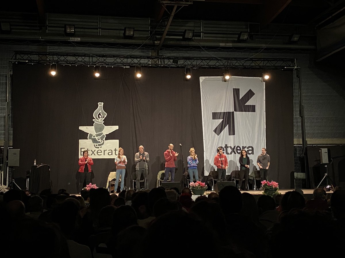 lersundi's tweet photo. Luxua gaur Oiartzunen bizitakoa! Bertso saio ederra #BTN22 ko finalistekin! #etxera https://t.co/d5ujAC6pnw