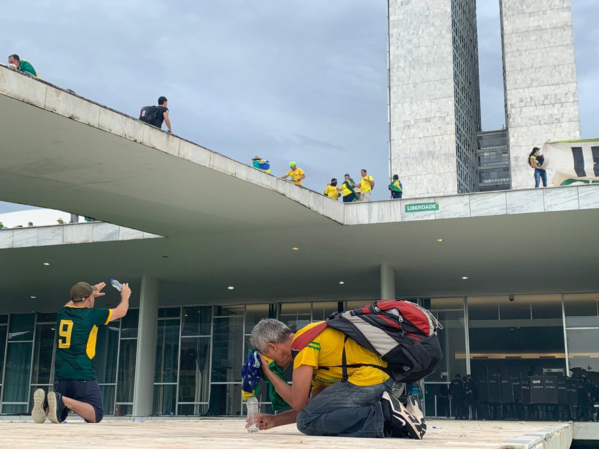 Bolsonaristas invadem Congresso, Planalto e STF em manifestação antidemocrática.