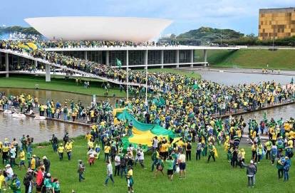 Las imágenes de hoy en Brasilia replican con exactitud las imágenes del 06/01/2021 en el Capitolio de Washington. No es casual…