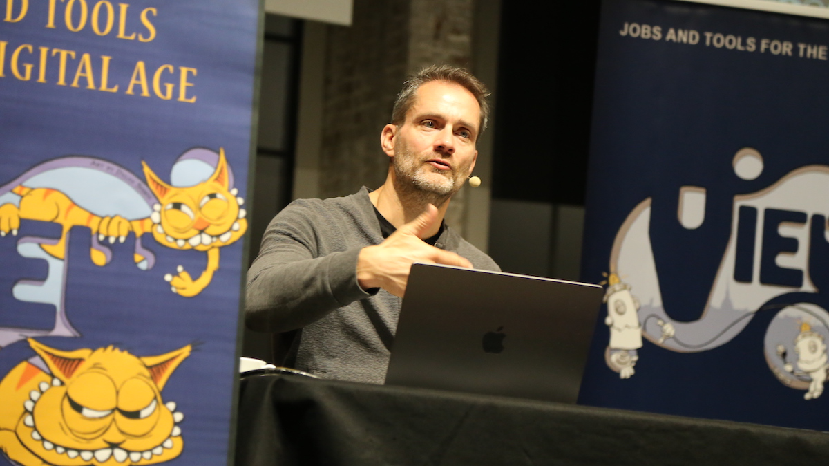 A brand new <a href="/beforesmag/">befores & afters magazine</a> podcast is here! It's <a href="/_ScottEaton_/">Scott Eaton</a> and his in-depth take on generative art, Midjourney, A.I., neural networks, machine learning and what it means for artists. beforesandafters.com/2023/01/09/sco…