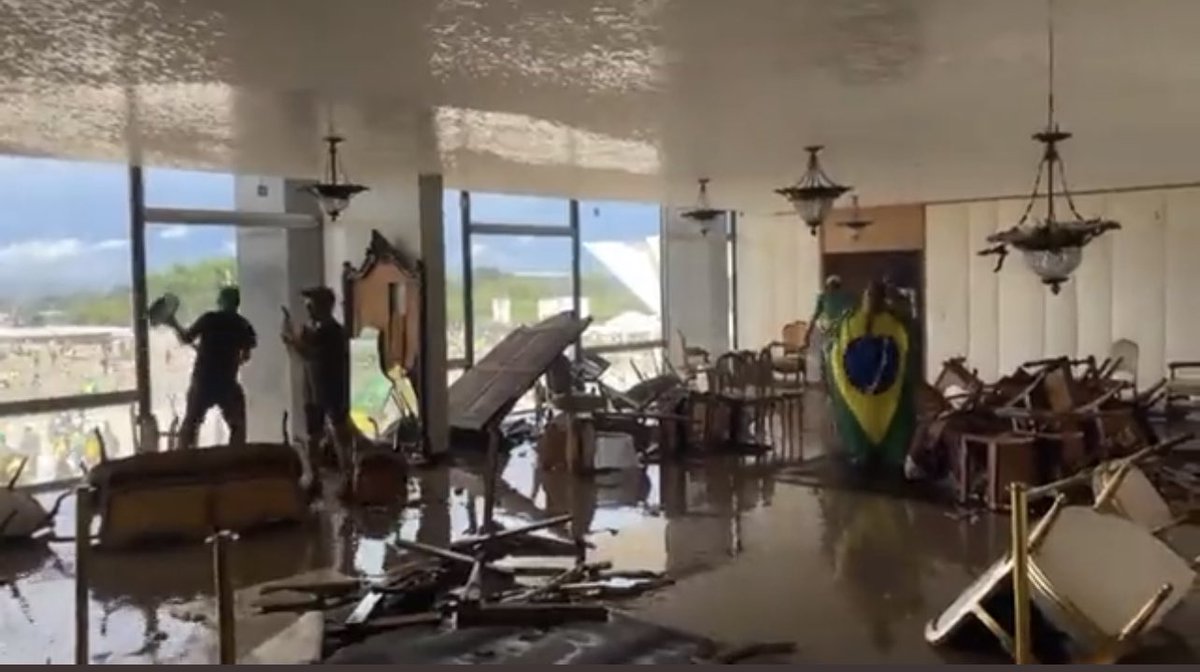 supernatiii's tweet photo. Isso não tem explicação. 

Dilma sofreu um GOLPE e não aconteceu isso.

Lula foi PRESO e não aconteceu isso.

Não existem dois lados da mesma moeda.

Eles são perversos! 

Que todos as pessoas responsáveis por essa atrocidade sejam punidas. 

Habla Lula! https://t.co/MXLzMQqC9y